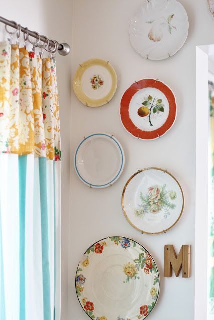 Come decorare le pareti con i piatti, un\'idea che arriva dal passato Come decorare le pareti con i piatti, un\'idea che arriva dal passato