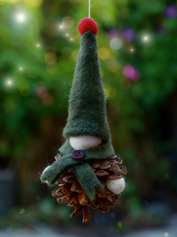 Albero Di Natale Fatto Con Le Pigne.Decorazioni Con Le Pigne La Figurina