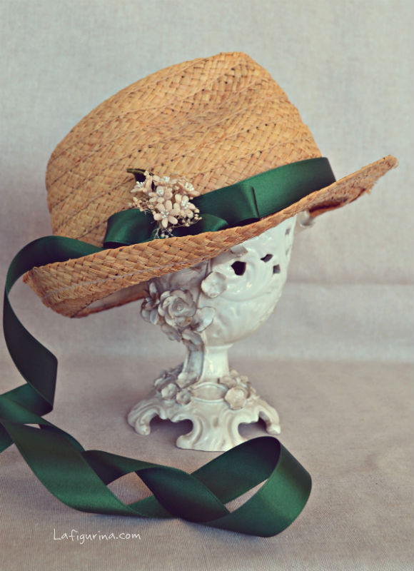 cappello di paglia con nastro e fiori