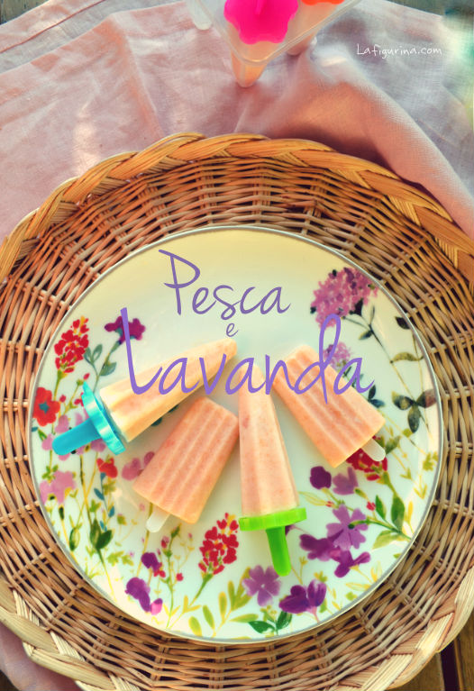 ghiaccioli fatti in casa con pesche e lavanda