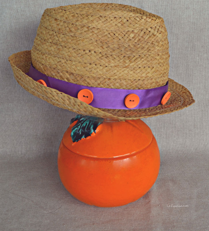 cappello di paglia con bottoni