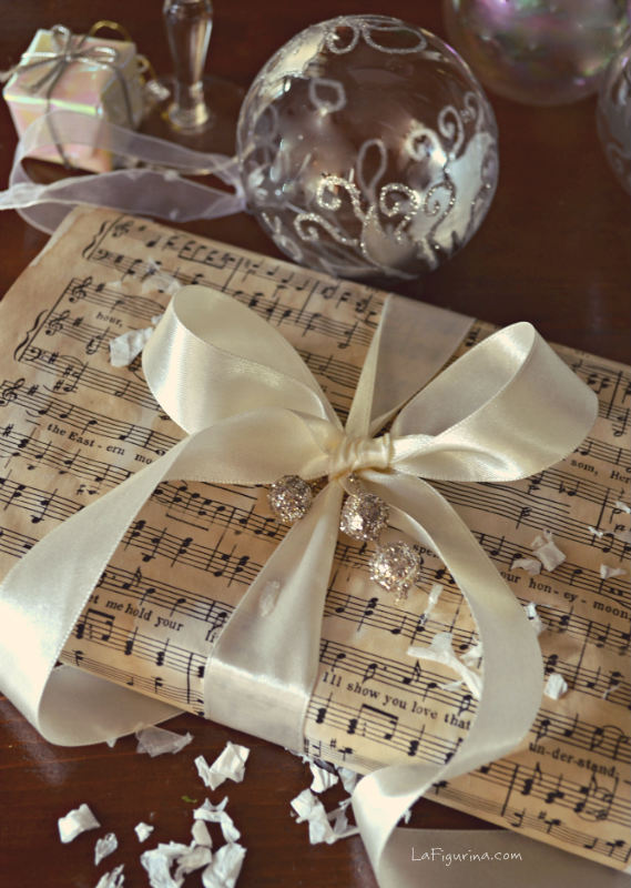 addobbi natalizi con note musicali pacco regalo