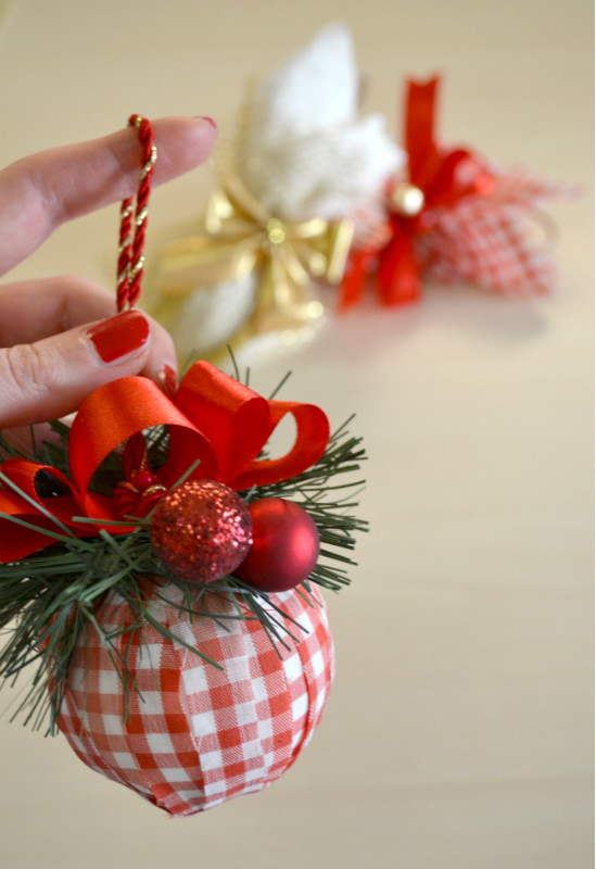 Palline Di Natale Ricoperte Di Stoffa.Come Fare Delle Palline Di Stoffa Per L Albero Di Natale