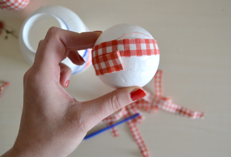 Palline Di Natale Ricoperte Di Stoffa.Come Fare Delle Palline Di Stoffa Per L Albero Di Natale