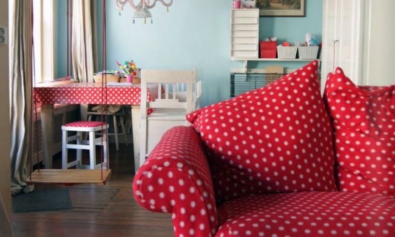 arredare casa con il colore rosso divano