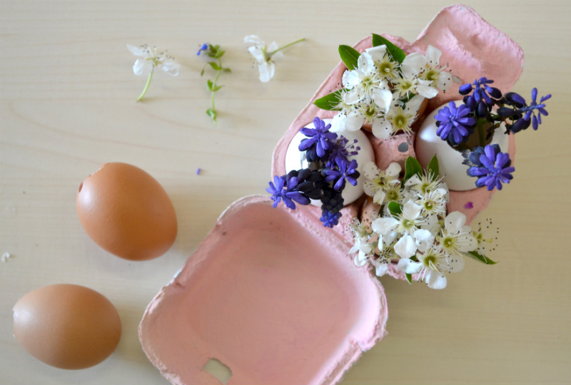 decorazioni fai da te con fiori e uova pasqua