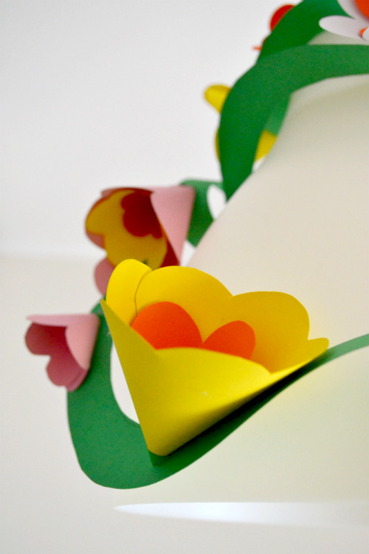 decorazione con fiori di carta lampadario