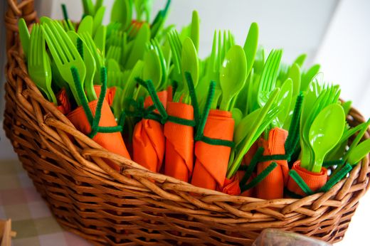 tavola di pasqua con le carote per bambni