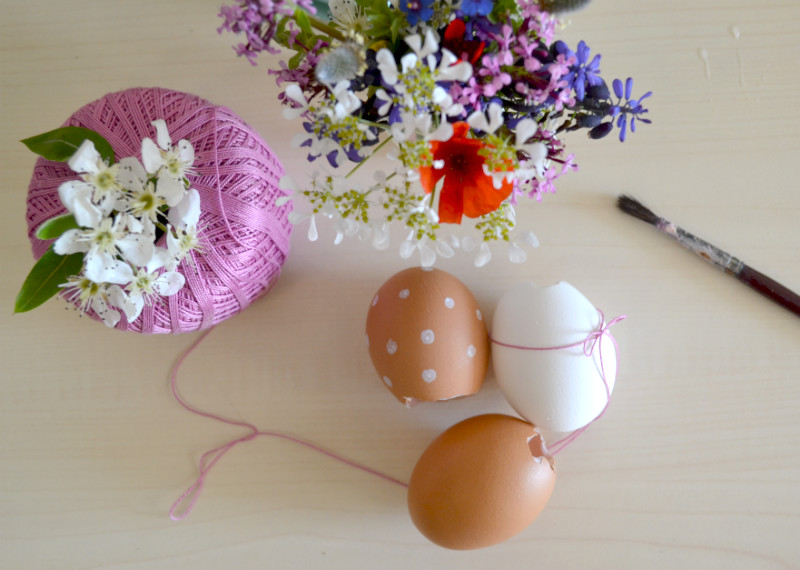 decorazioni fai da te con fiori e uova occorrente