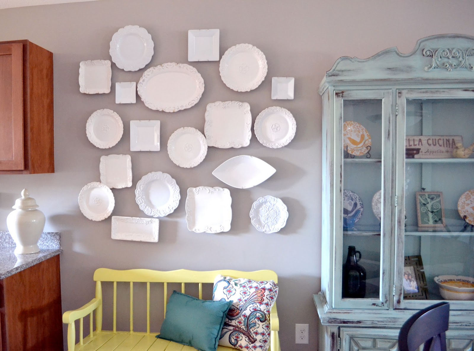 decorare le pareti con i piatti bianchi