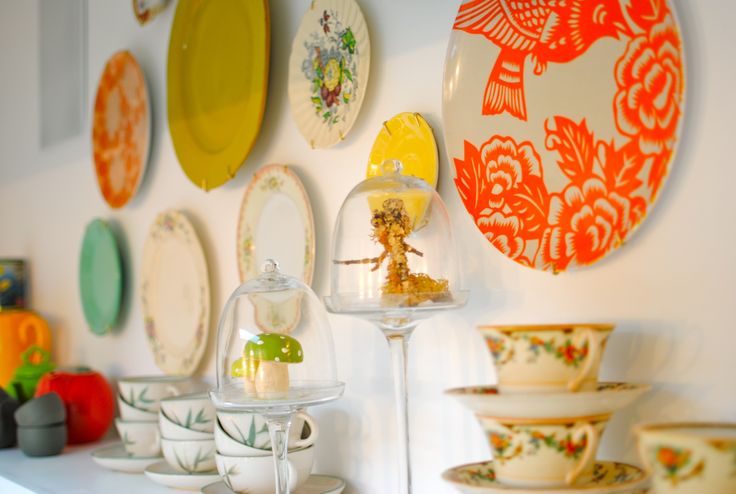 decorare le pareti con i piatti vintage