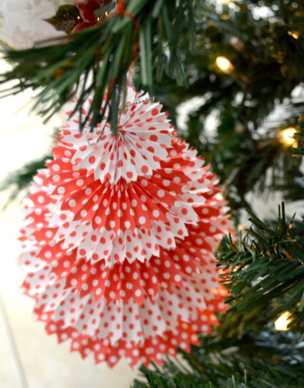 alberi di natale con carta decorata