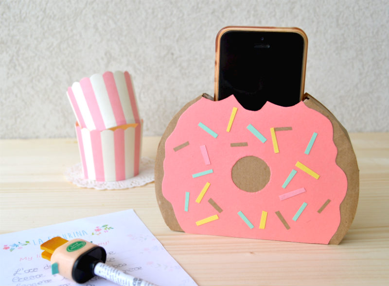 porta smartphone a forma di donut la figurina