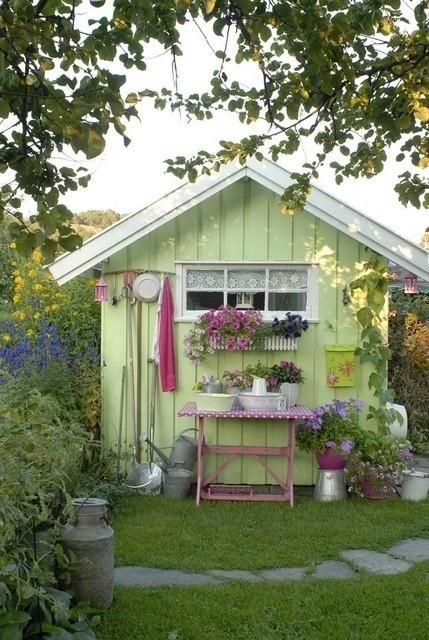 giardino in stile cottage casetta