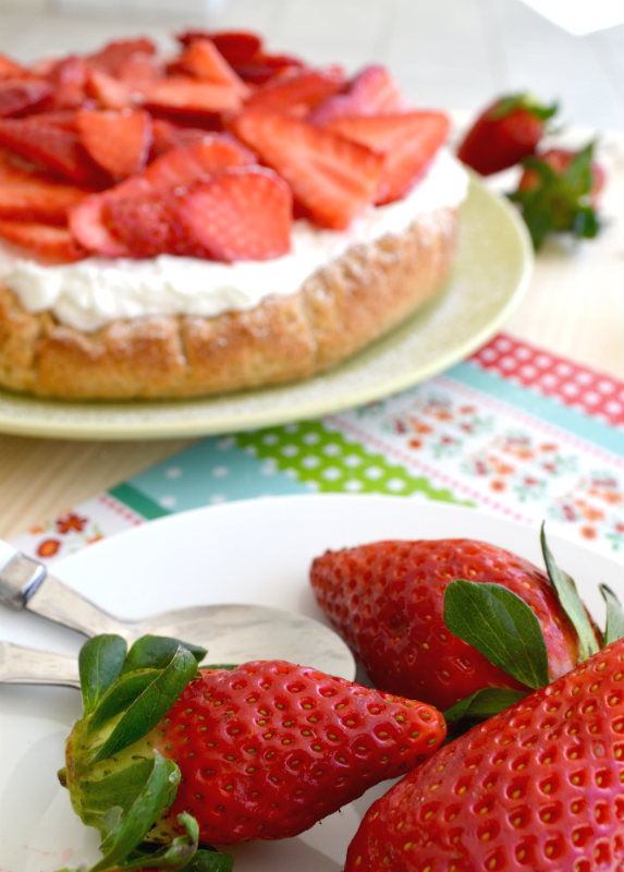 Crostata di fragole e crema di yogurt senza lattosio