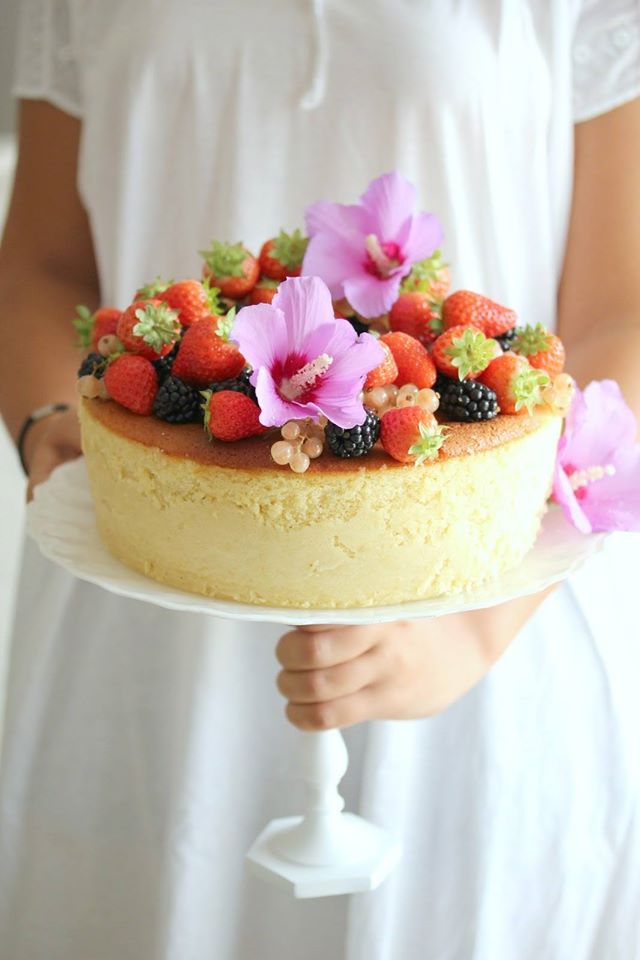 fiori nel piatto torta