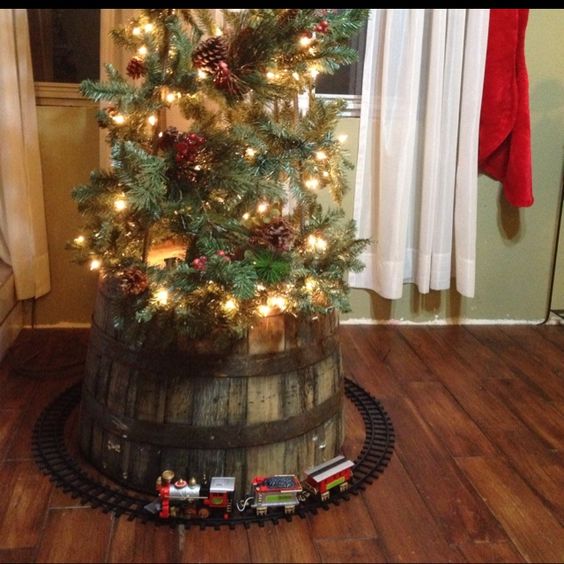 decorare la base dell'albero di Natale botte