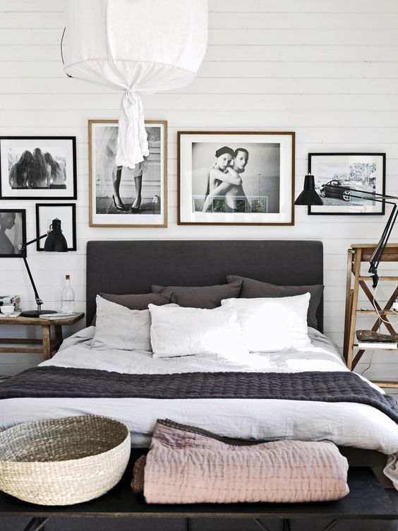 decorare la parete del letto con le foto bianco e nero