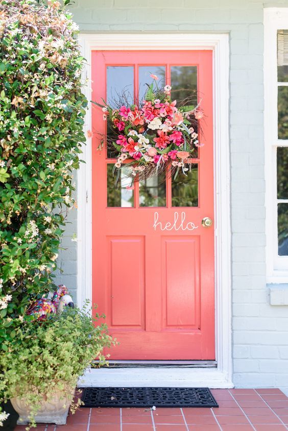 decorare l'ingresso esterno porta colorata
