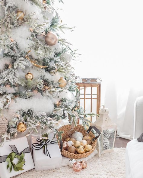 Addobbi Natalizi Bianchi.Come Addobbare Un Albero Di Natale Innevato La Figurina