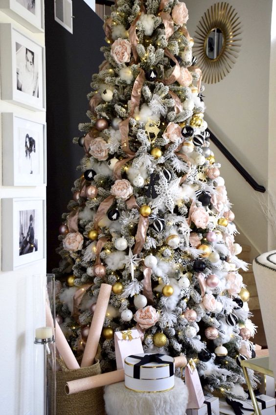 albero di Natale innevato con fiori di carta