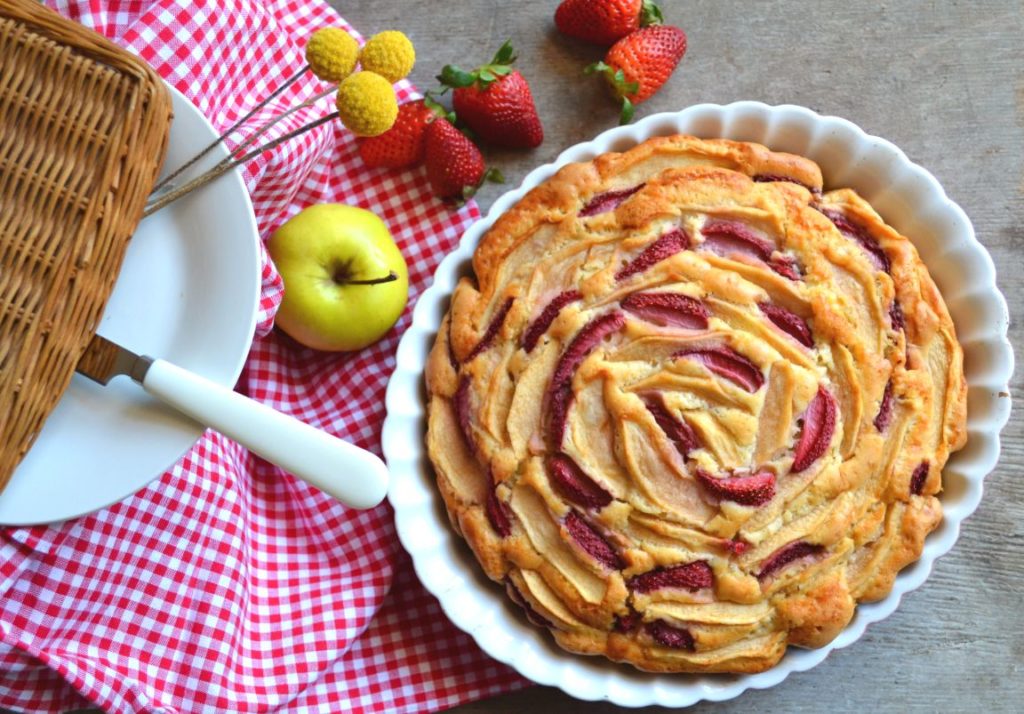 torta di mele e fragole senza burro