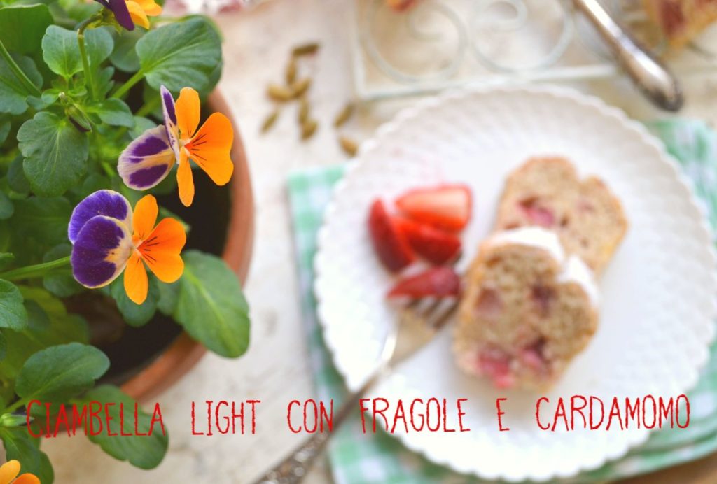 Ciambella light con fragole e cardamomo