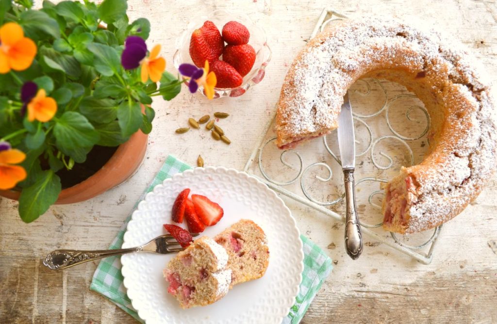 Ciambella light con fragole e cardamomo ricetta