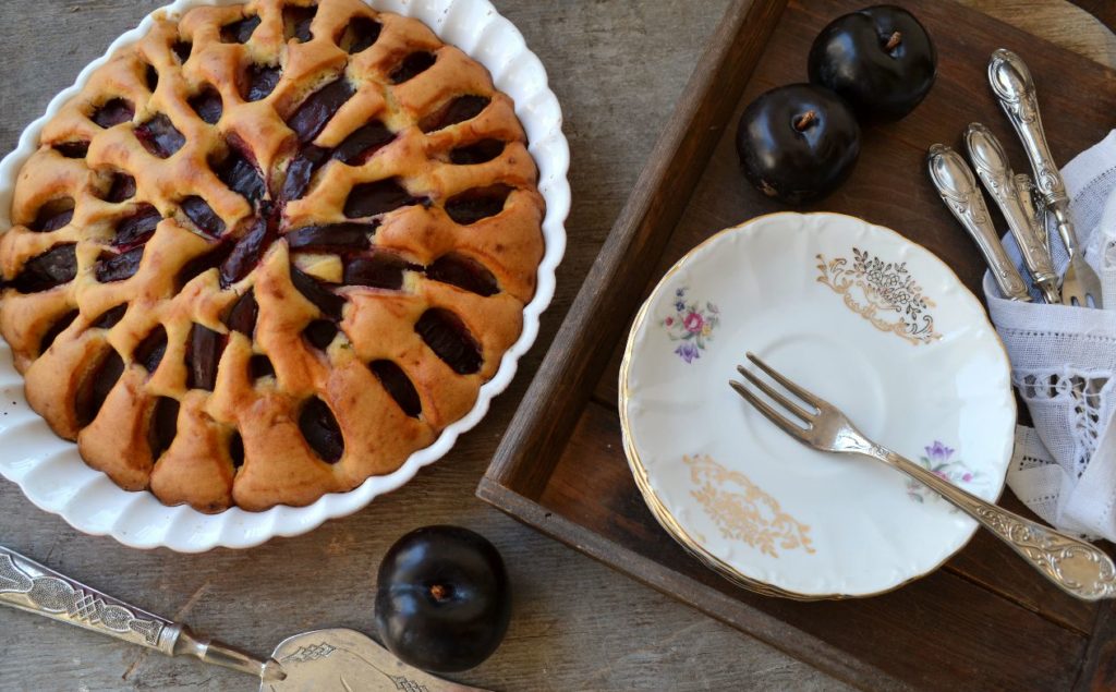 Torta con prugne fresche senza burro e latte