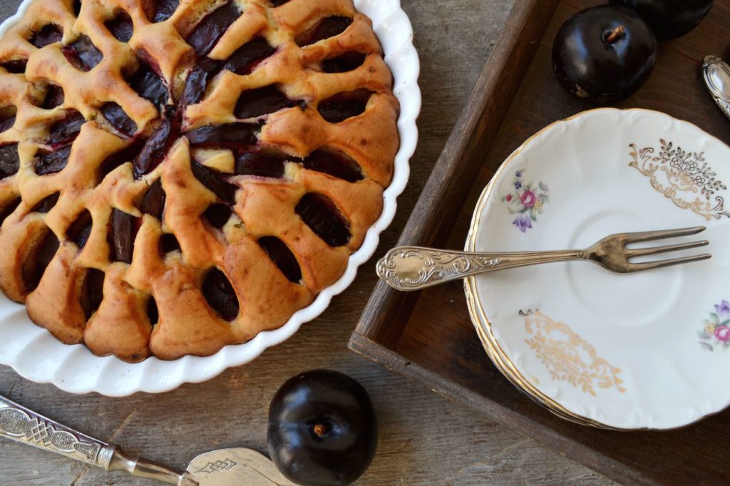 Torta con prugne fresche 