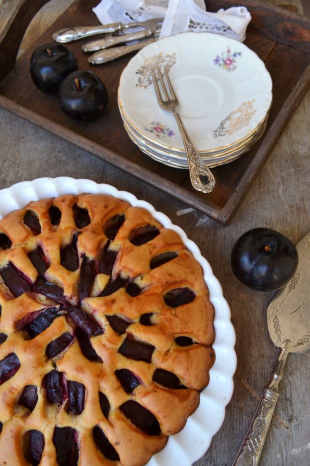 Torta con prugne fresche bio