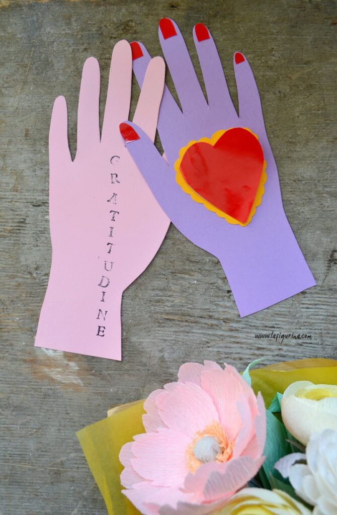 mano di carta con cuore praticare gratitudine