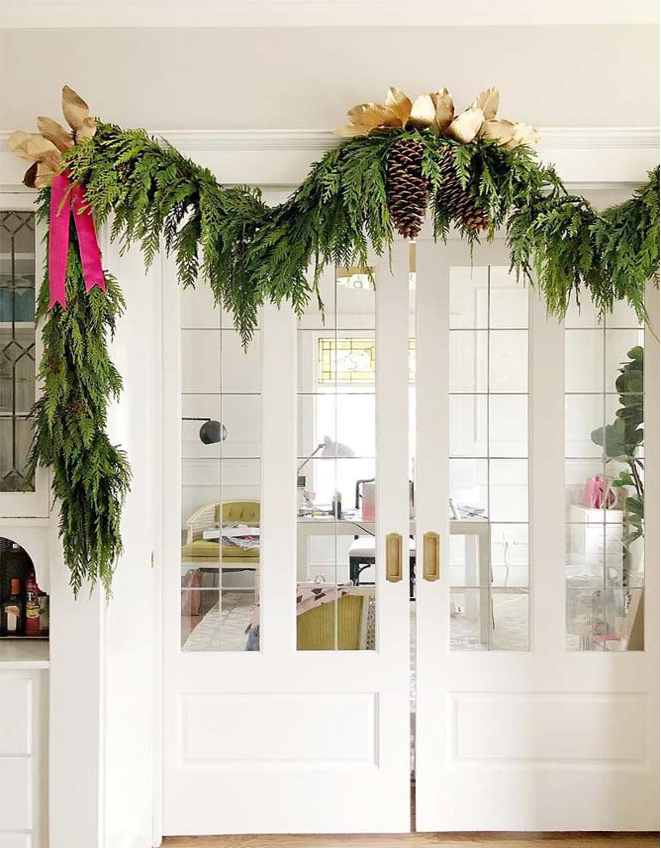 decorare casa a Natale in modo elegante con ghirlande verdi