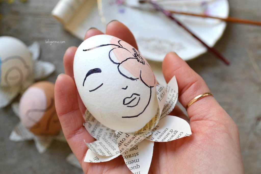 decorare le uova con i fiori di carta