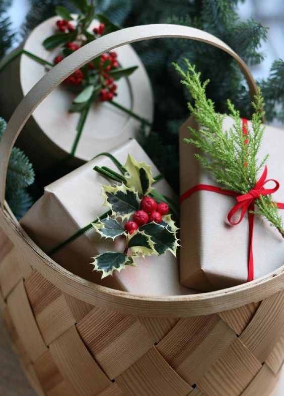 bacche rosse natalizie per decorare i pacchi regalo