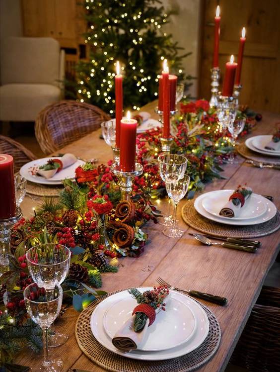 decorare la tavola di Natale con simboli portafortuna come l'agrifoglio